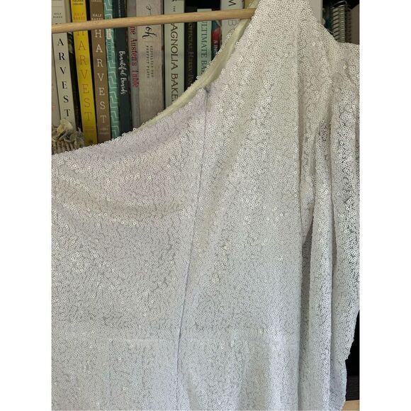 NWT Gigii’s Snowy Sequin Dress In White Size Medium MSRP $461 - Picture 8 of 10